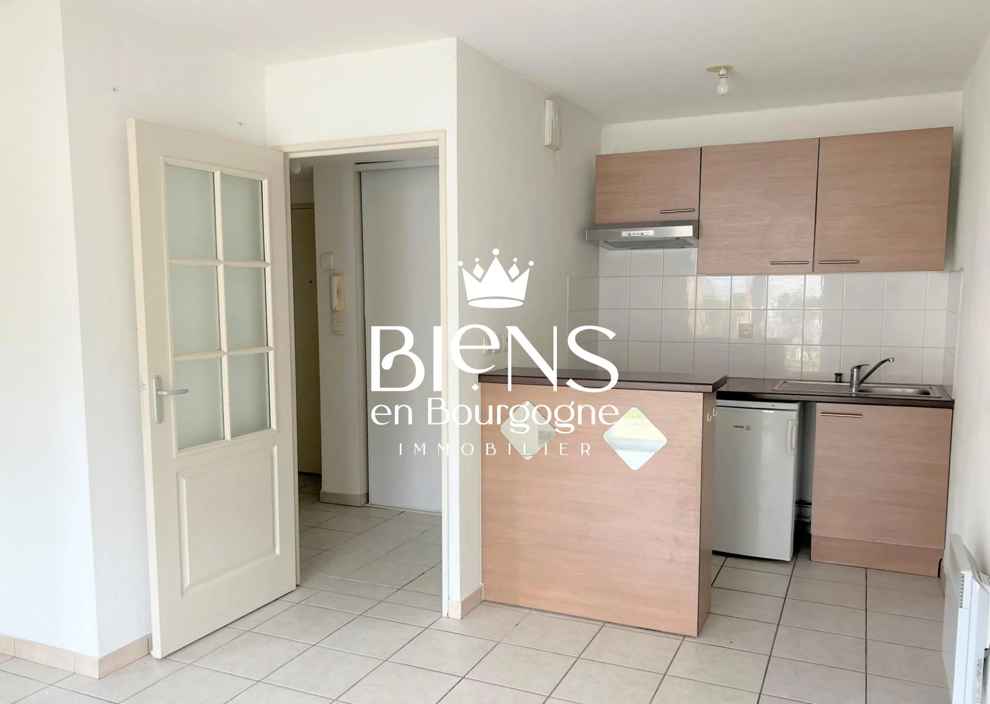 CUISINE Appartement T2 en rez-de-jardin avec piscine à Beaune 