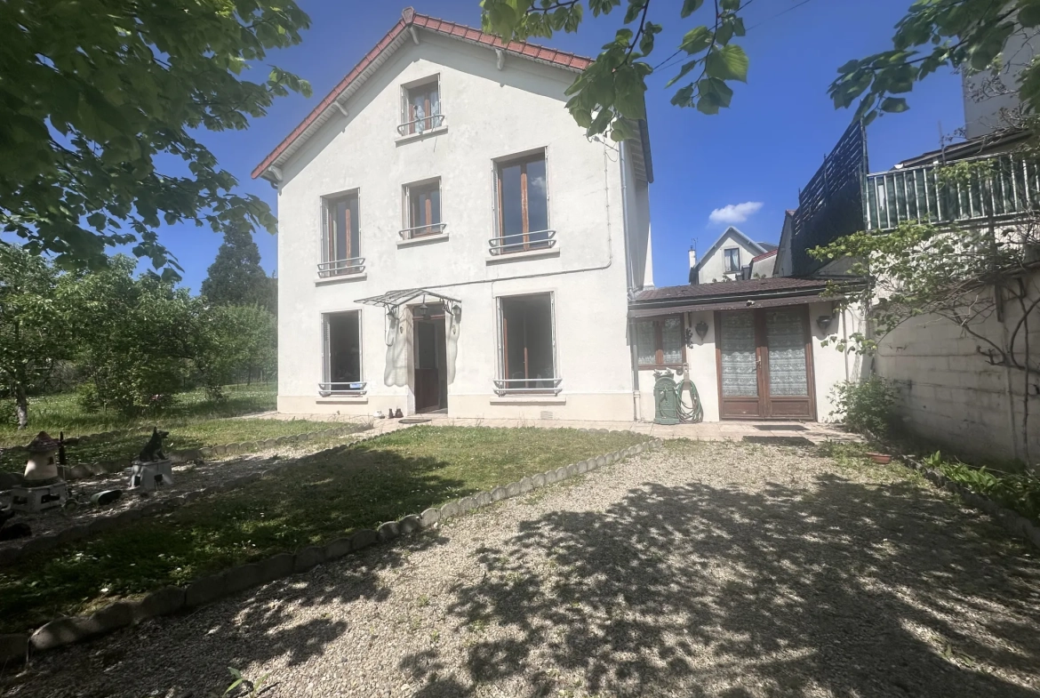Maison 4 pièces à Gagny avec jardin et fort potentiel 