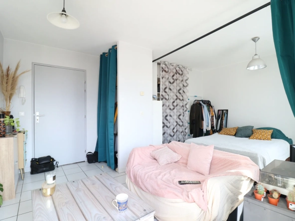 Grand studio lumineux avec balcon et garage à Grenoble