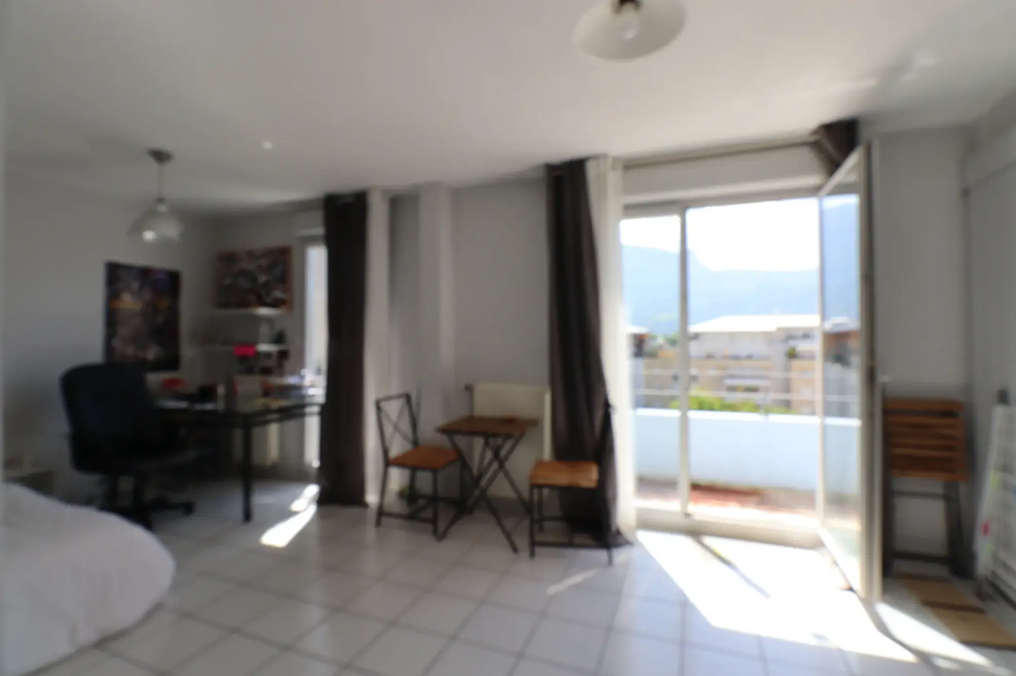 Grand studio lumineux avec balcon et garage à Grenoble 