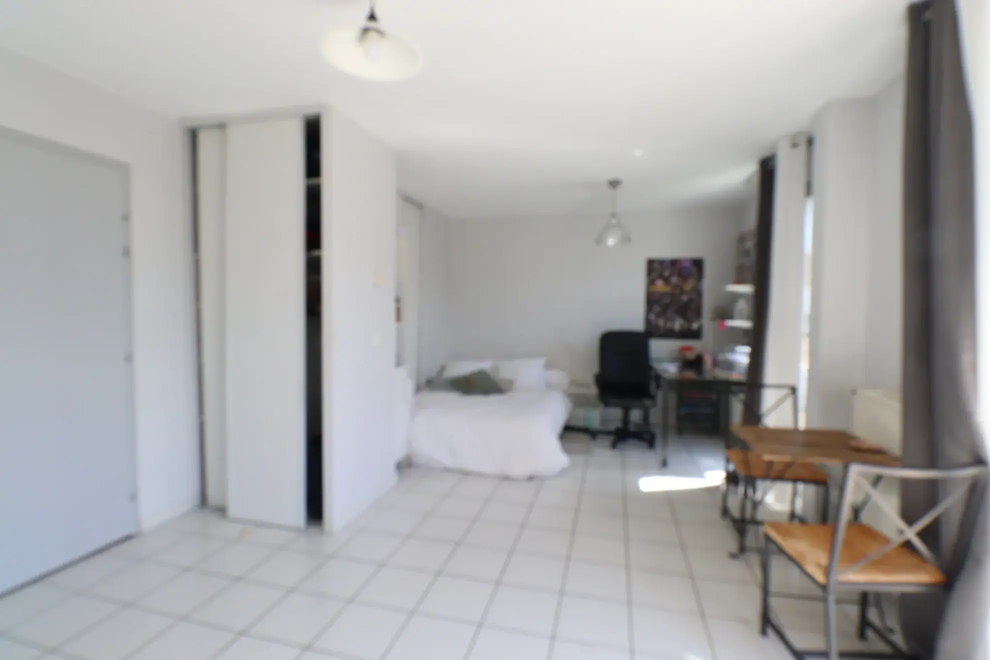 Grand studio lumineux avec balcon et garage à Grenoble 