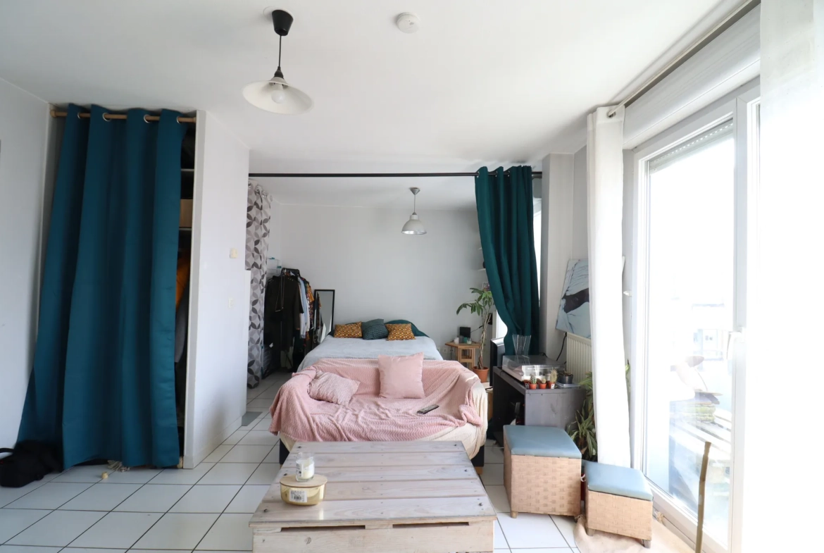 Grand studio lumineux avec balcon et garage à Grenoble 