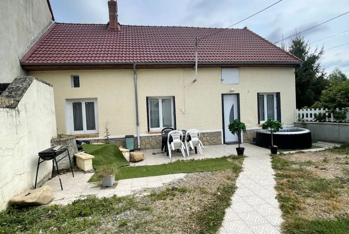 Maison de plain-pied rénovée à Champvert avec potentiel d'agrandissement 