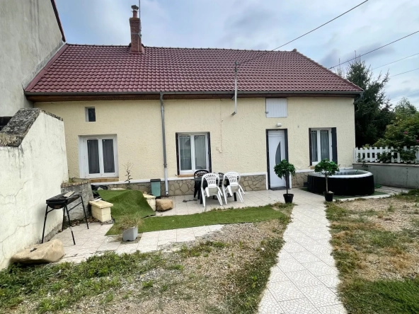 Maison de plain-pied rénovée à Champvert avec potentiel d'agrandissement