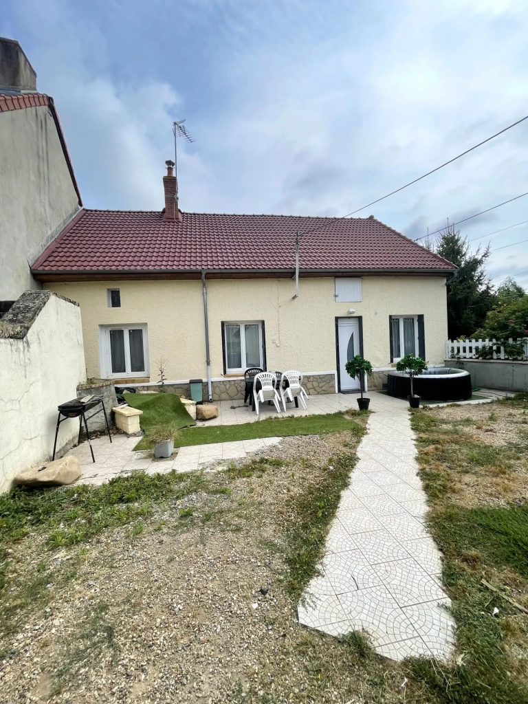 Maison de plain-pied rénovée à Champvert avec potentiel d'agrandissement