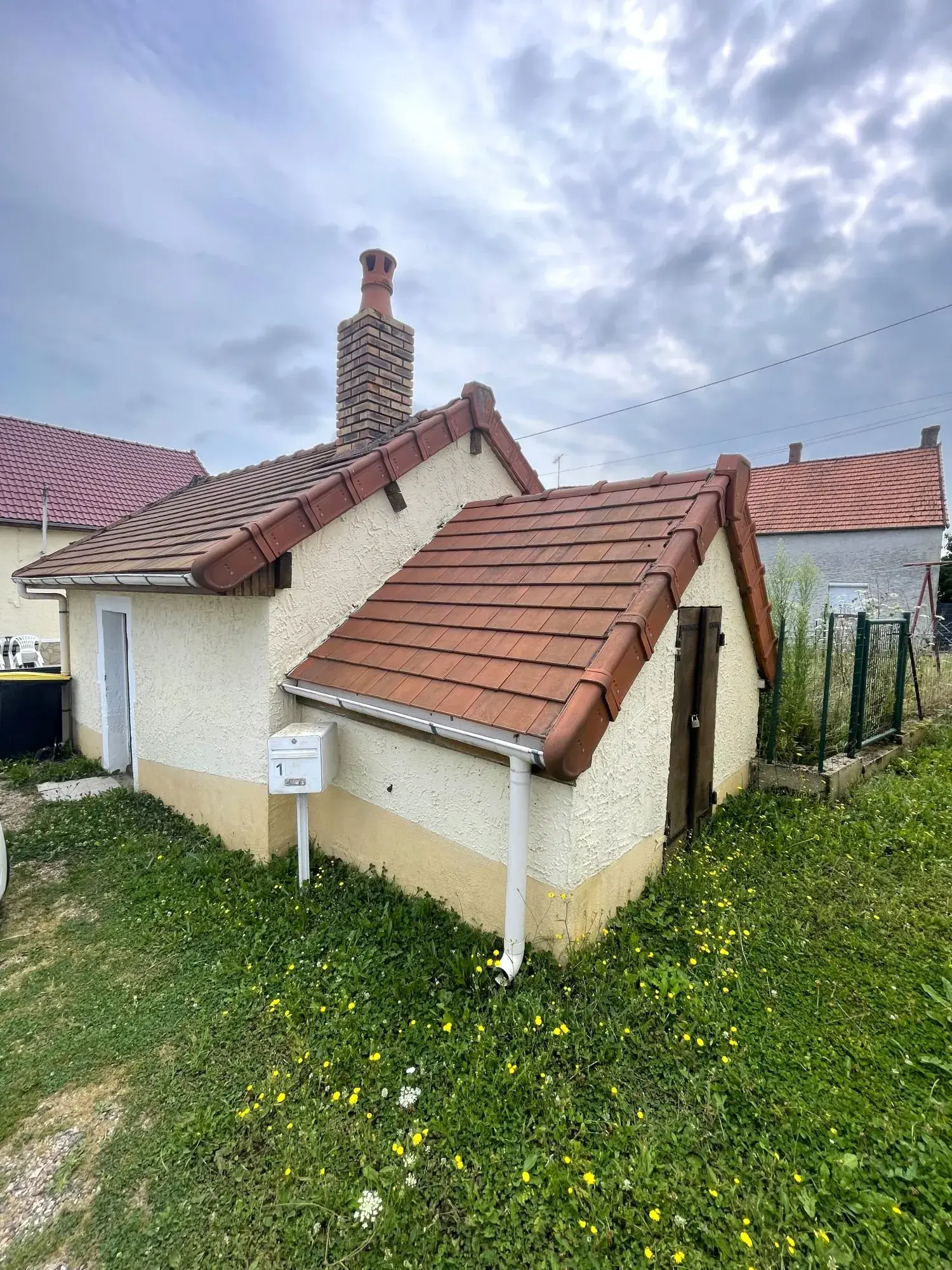 Maison de plain-pied rénovée à Champvert avec potentiel d'agrandissement 