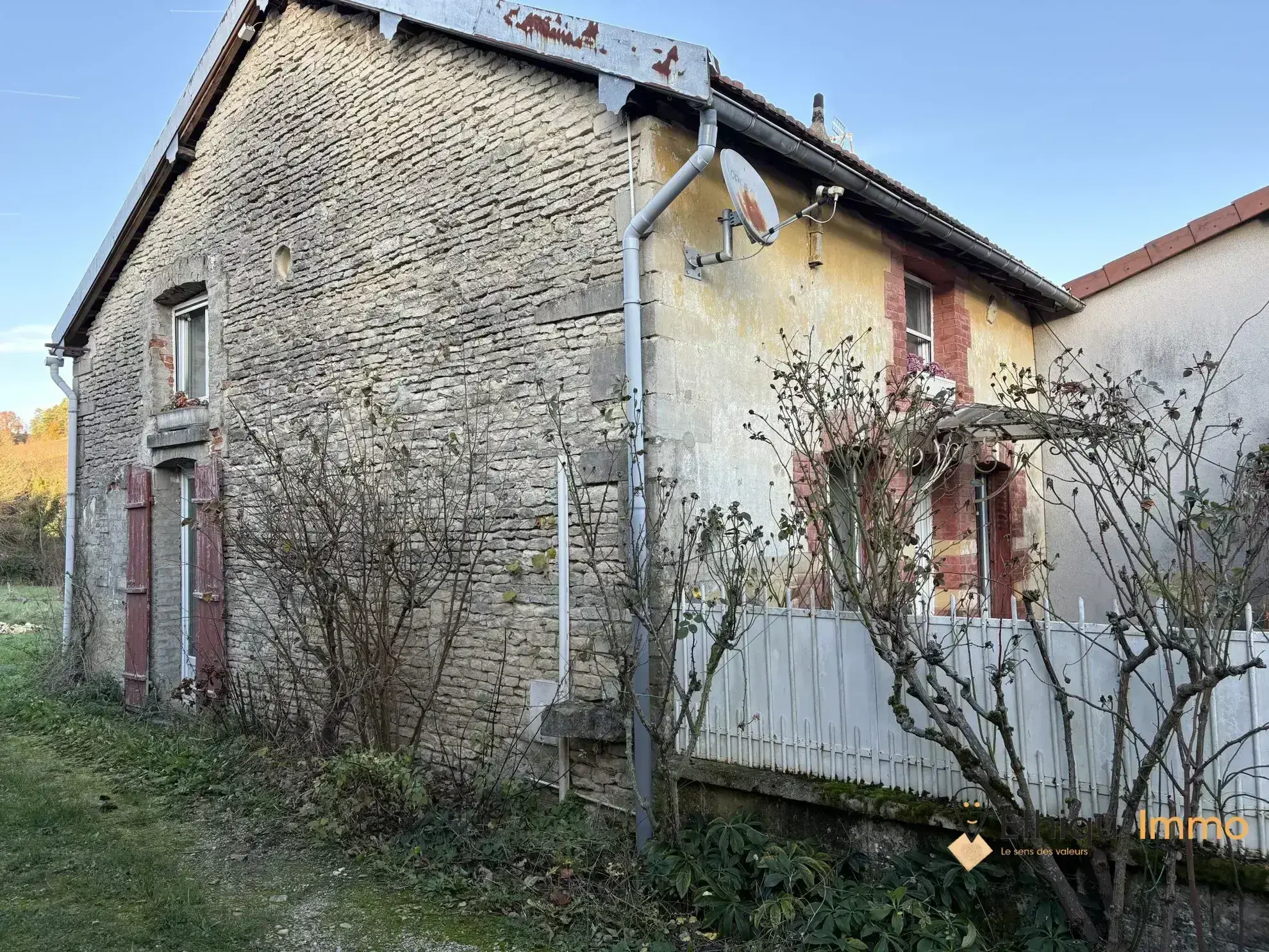 Maison de village à Arrentières – Rénovée, 3 chambres, cour, court délai de disponibilité 