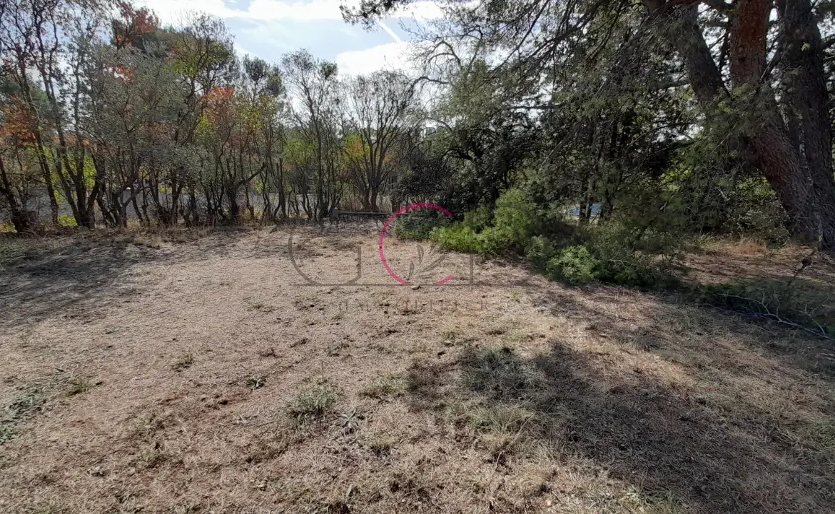 Terrain constructible à Lambesc - Opportunité à saisir dans un environnement verdoyant 