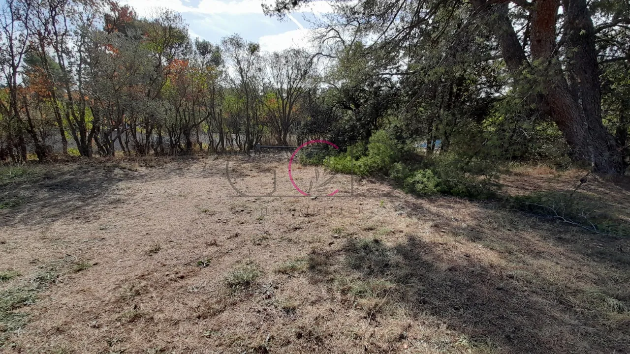 Terrain constructible à Lambesc - Opportunité à saisir dans un environnement verdoyant 