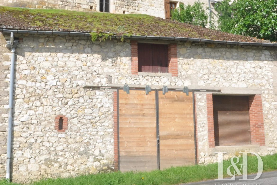 Grand garage avec espace de stockage à Cestayrols dans le Tarn 