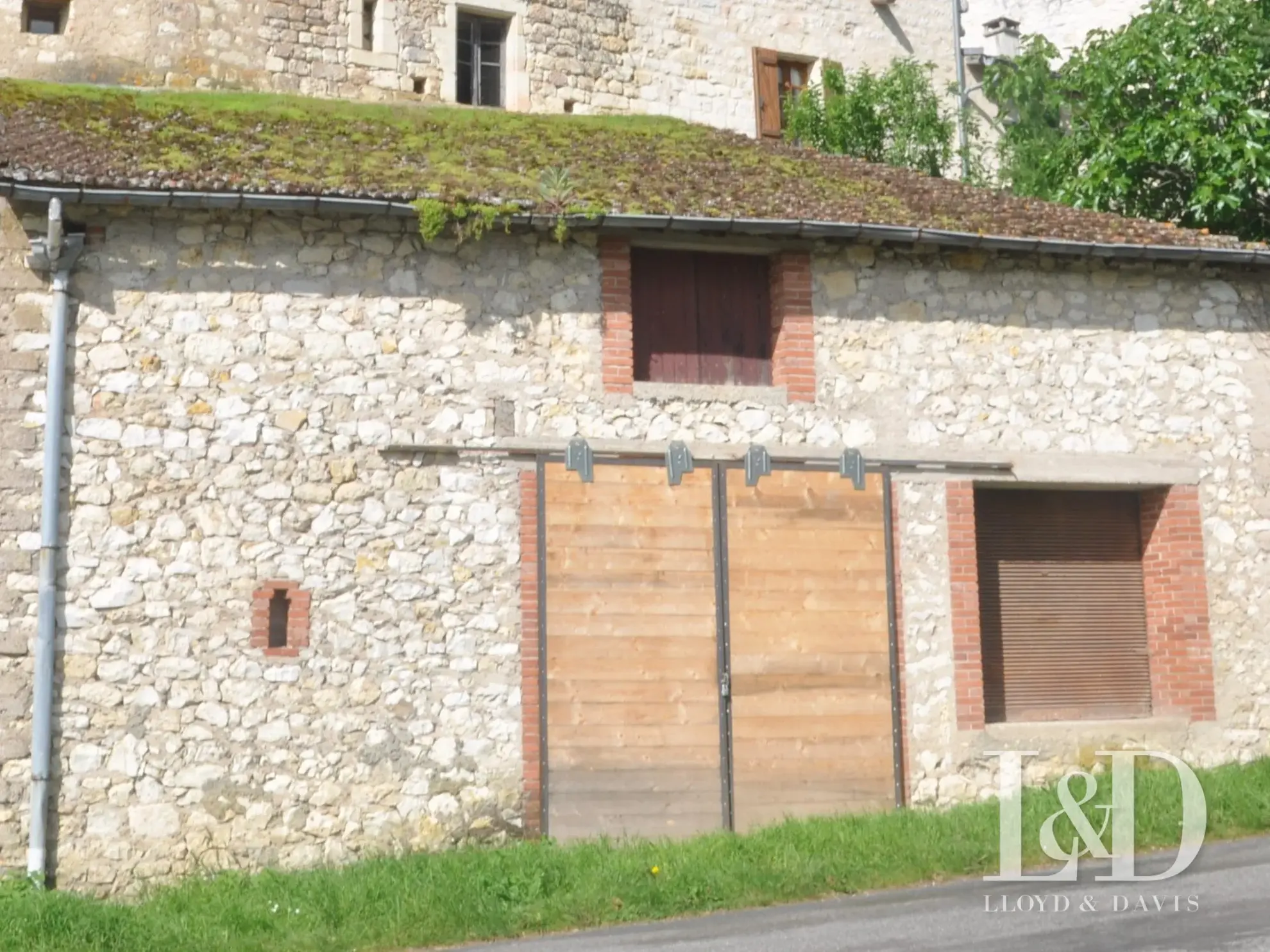 Grand garage avec espace de stockage à Cestayrols dans le Tarn 