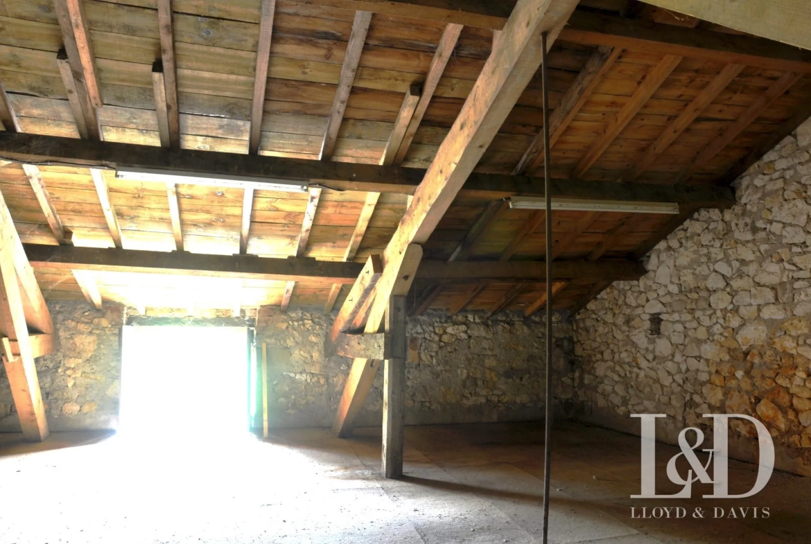 Grand garage avec espace de stockage à Cestayrols dans le Tarn 