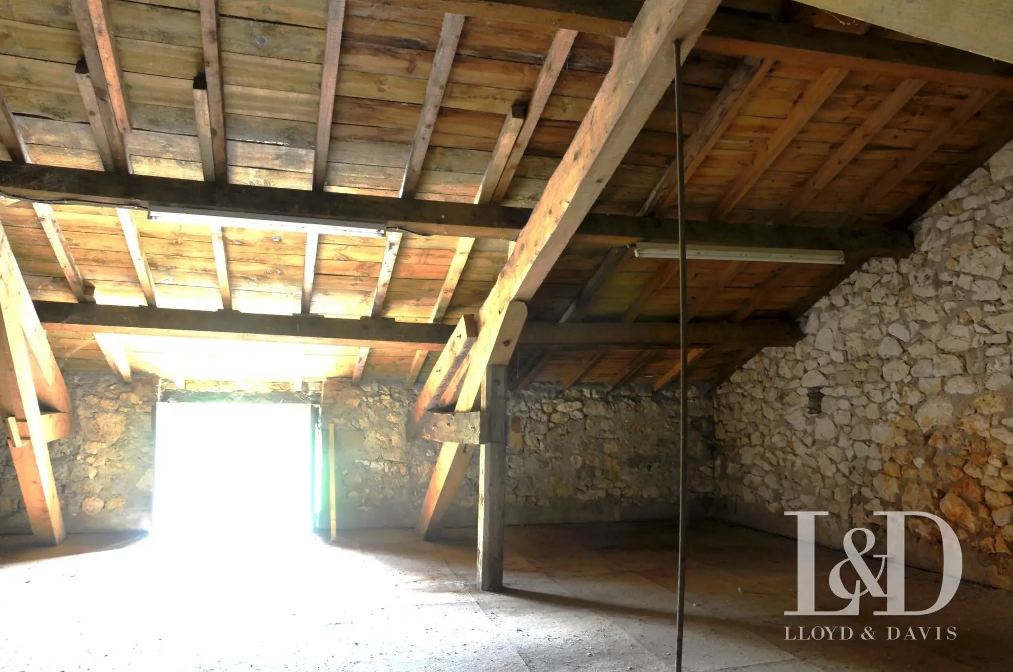 Grand garage avec espace de stockage à Cestayrols dans le Tarn 