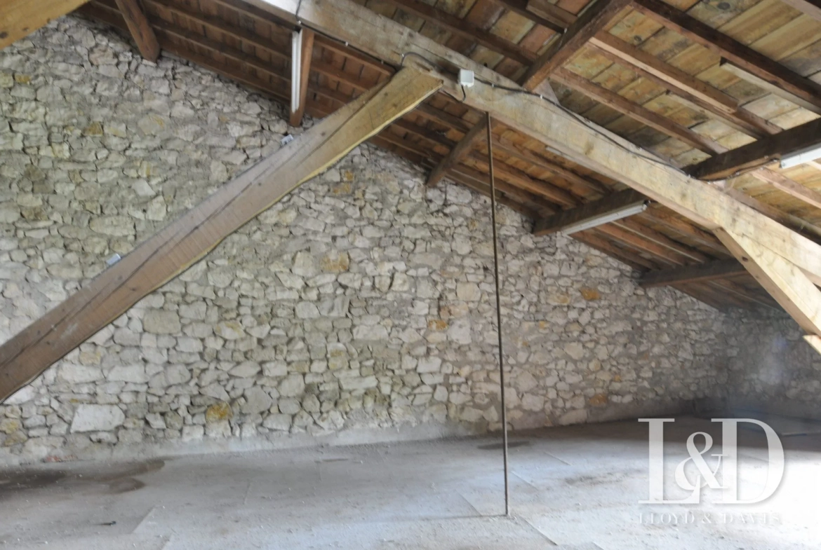 Grand garage avec espace de stockage à Cestayrols dans le Tarn 