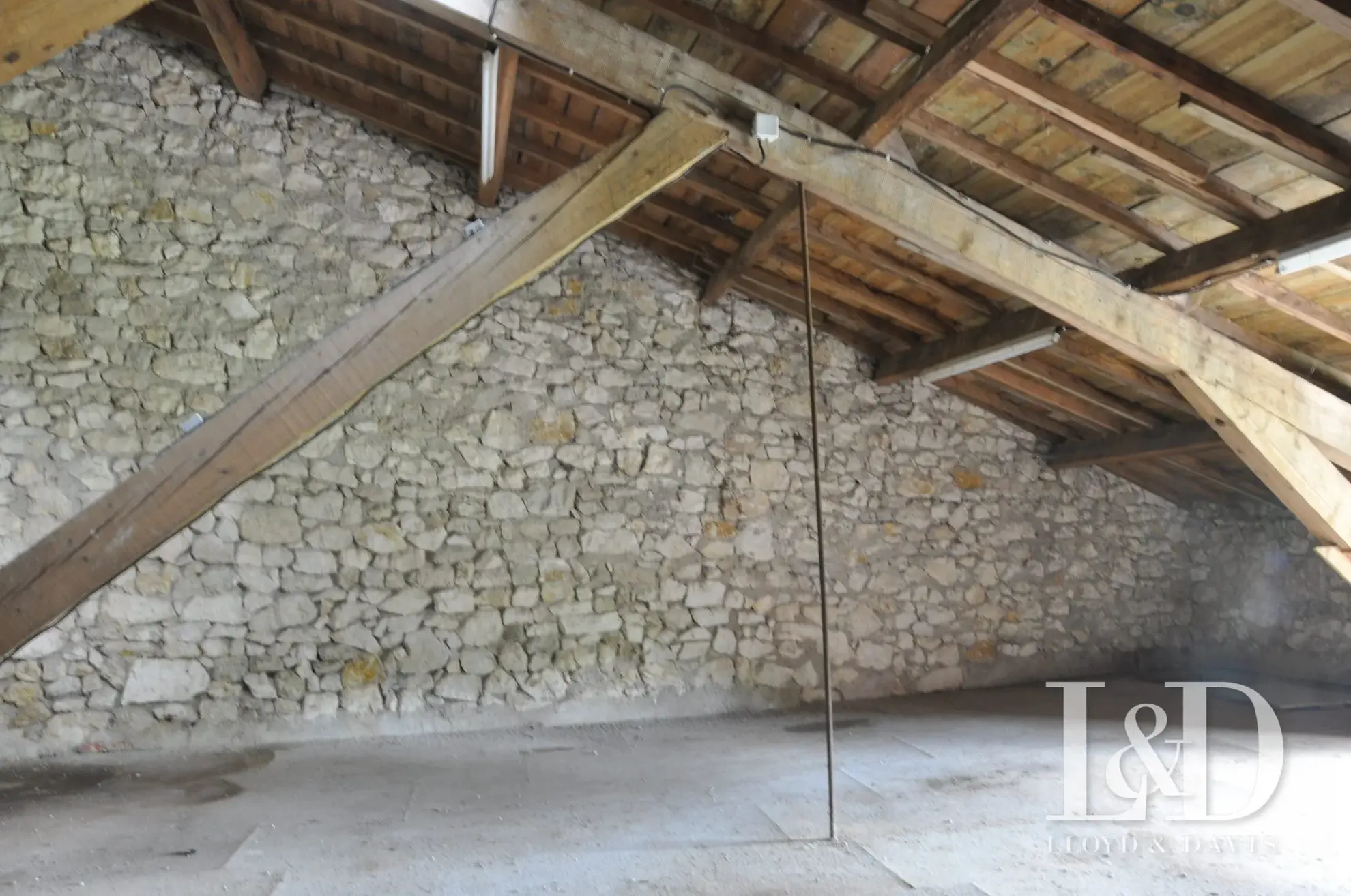 Grand garage avec espace de stockage à Cestayrols dans le Tarn 