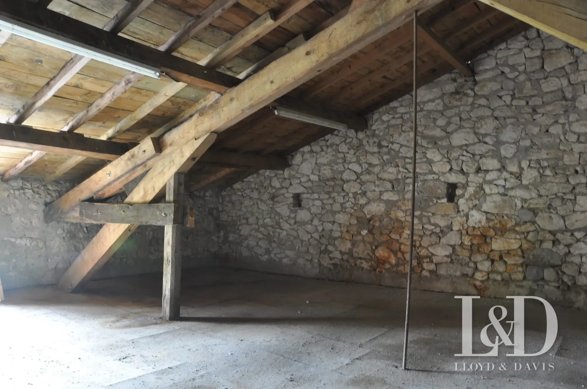 Grand garage avec espace de stockage à Cestayrols dans le Tarn 