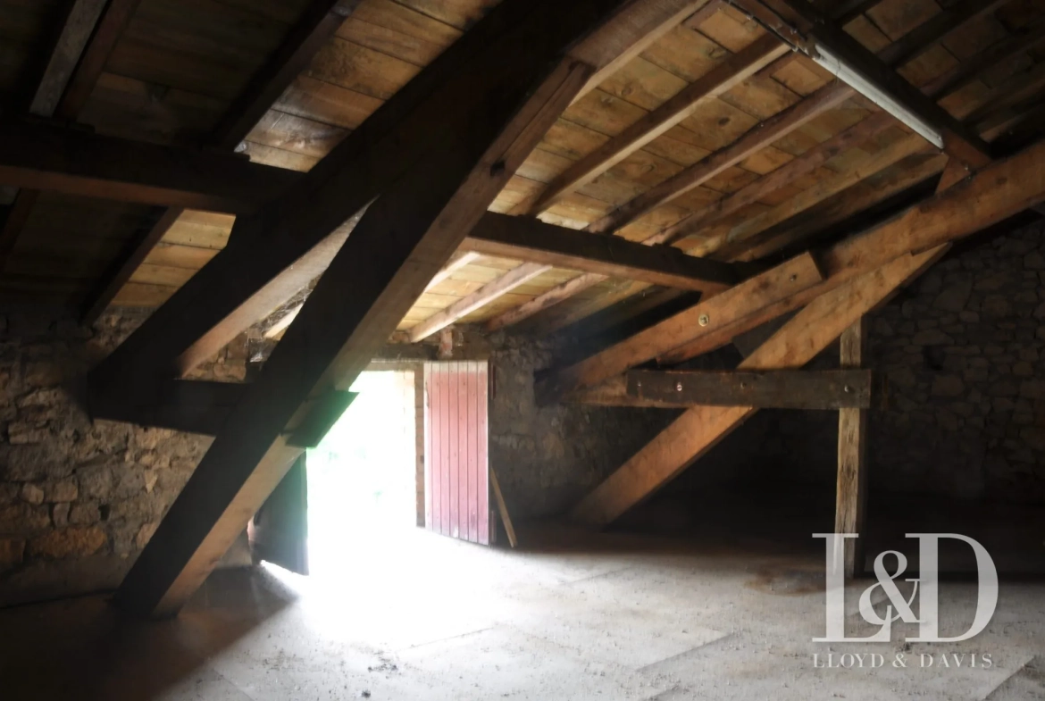 Grand garage avec espace de stockage à Cestayrols dans le Tarn 