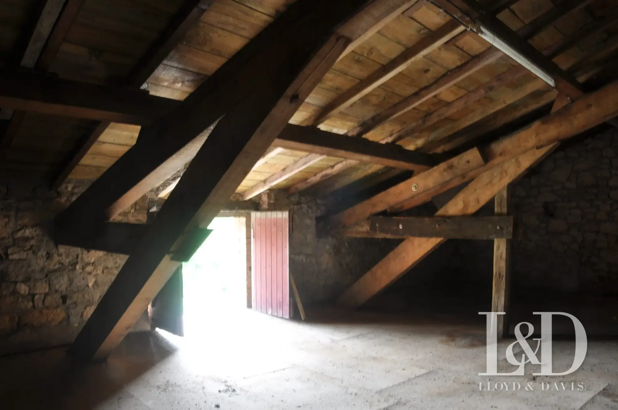 Grand garage avec espace de stockage à Cestayrols dans le Tarn 