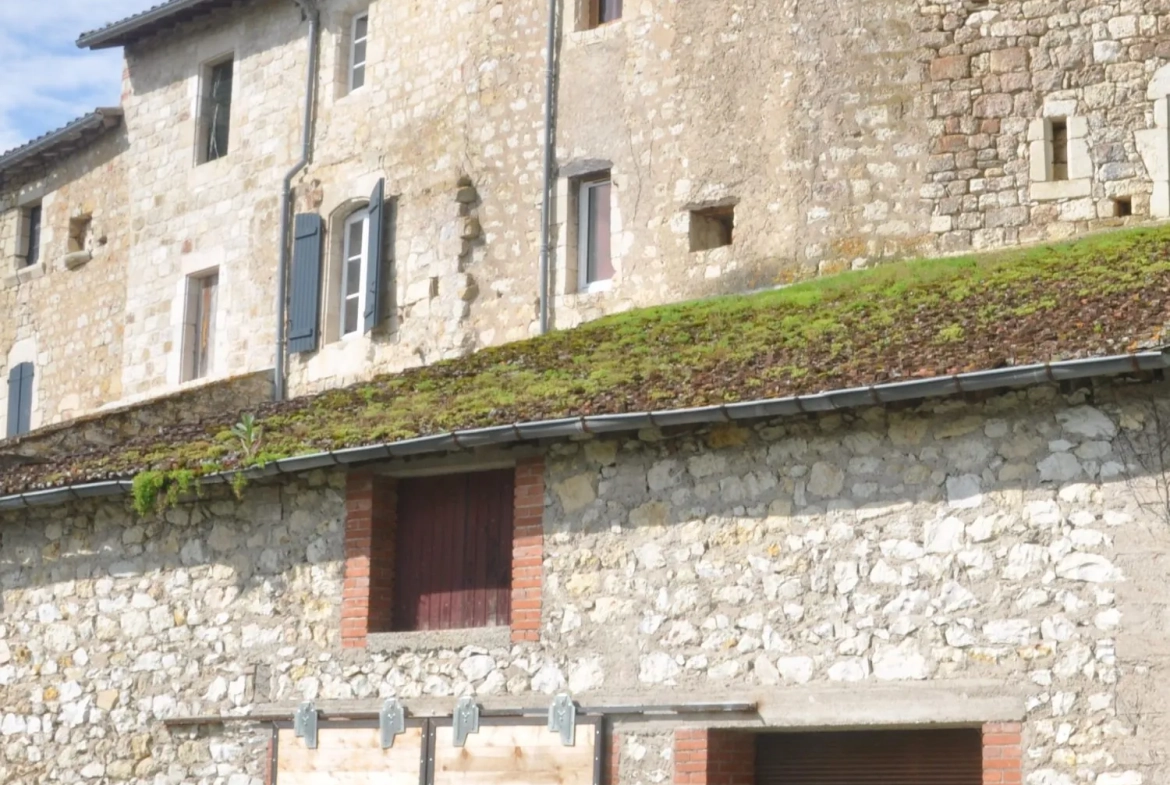 Grand garage avec espace de stockage à Cestayrols dans le Tarn 