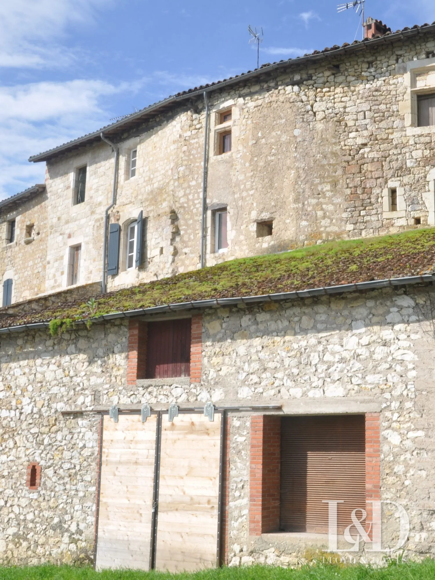 Grand garage avec espace de stockage à Cestayrols dans le Tarn 