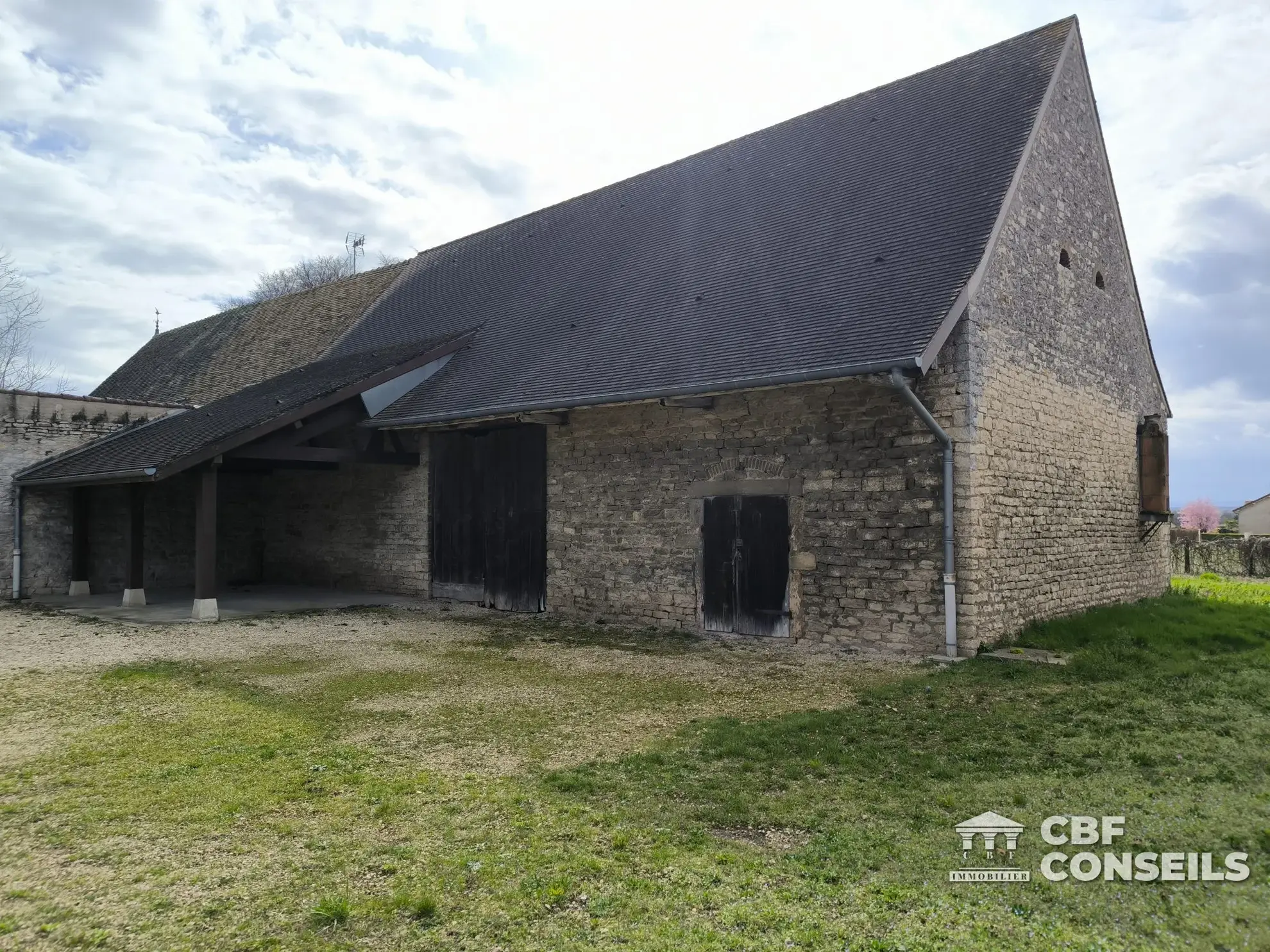 Charmante maison mitoyenne avec dépendance à Ouroux-sur-Saône 