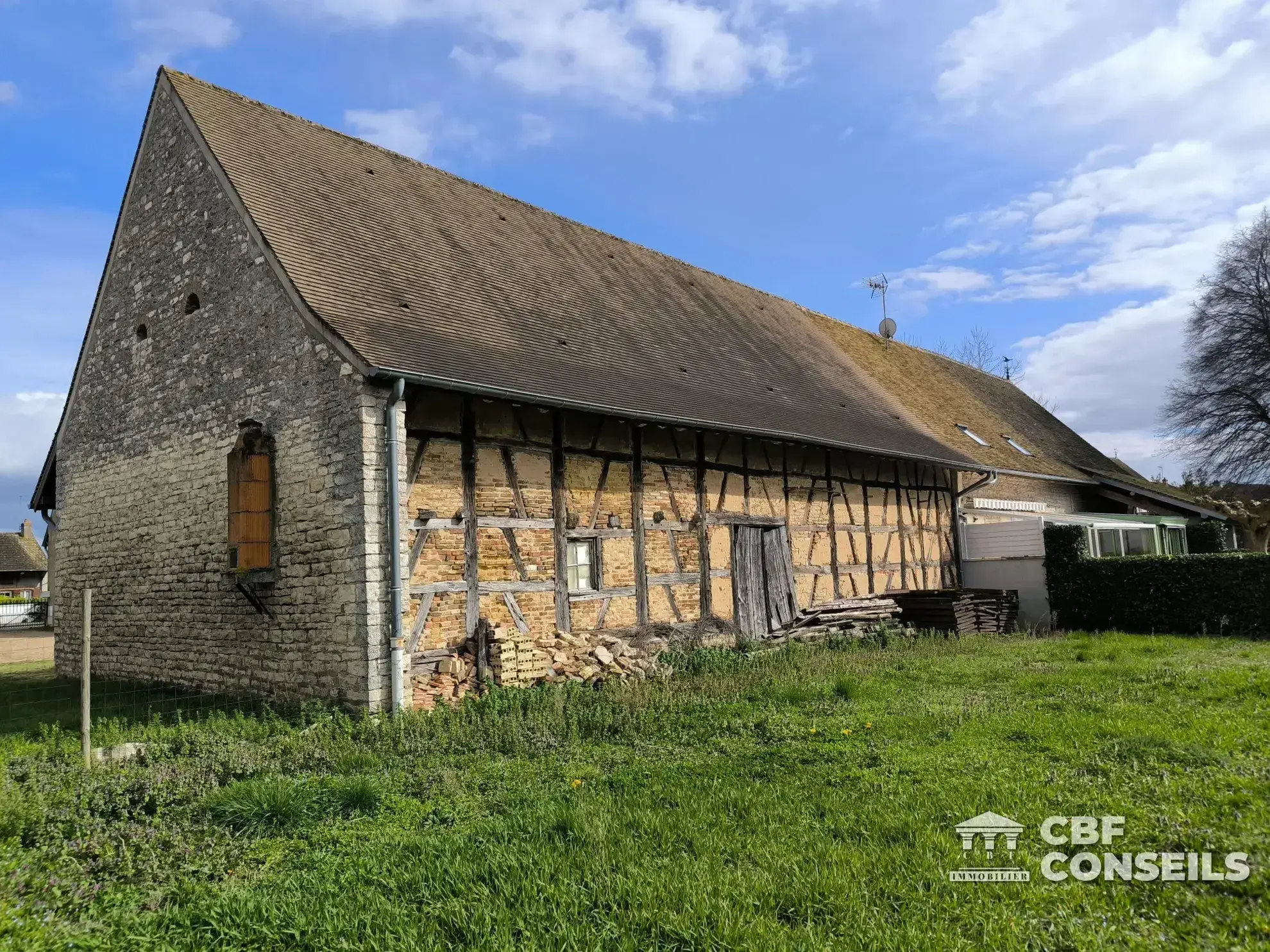 Charmante maison mitoyenne avec dépendance à Ouroux-sur-Saône 