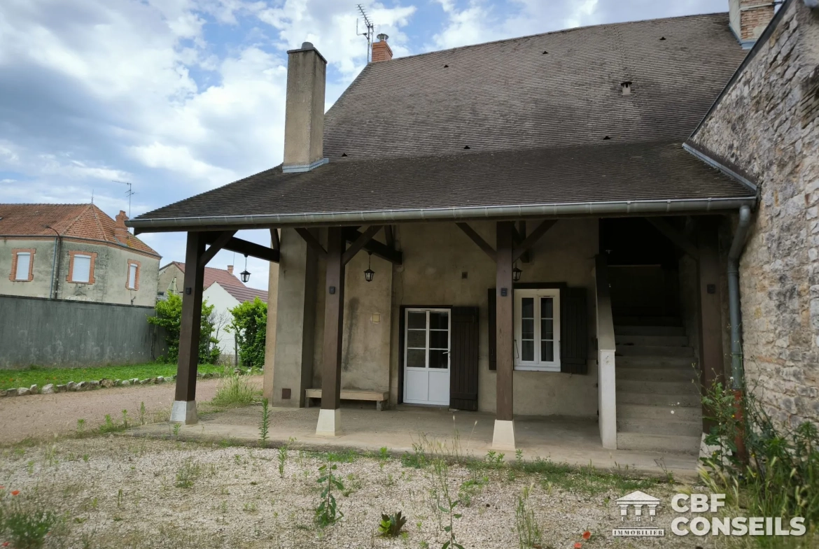 Charmante maison mitoyenne avec dépendance à Ouroux-sur-Saône 