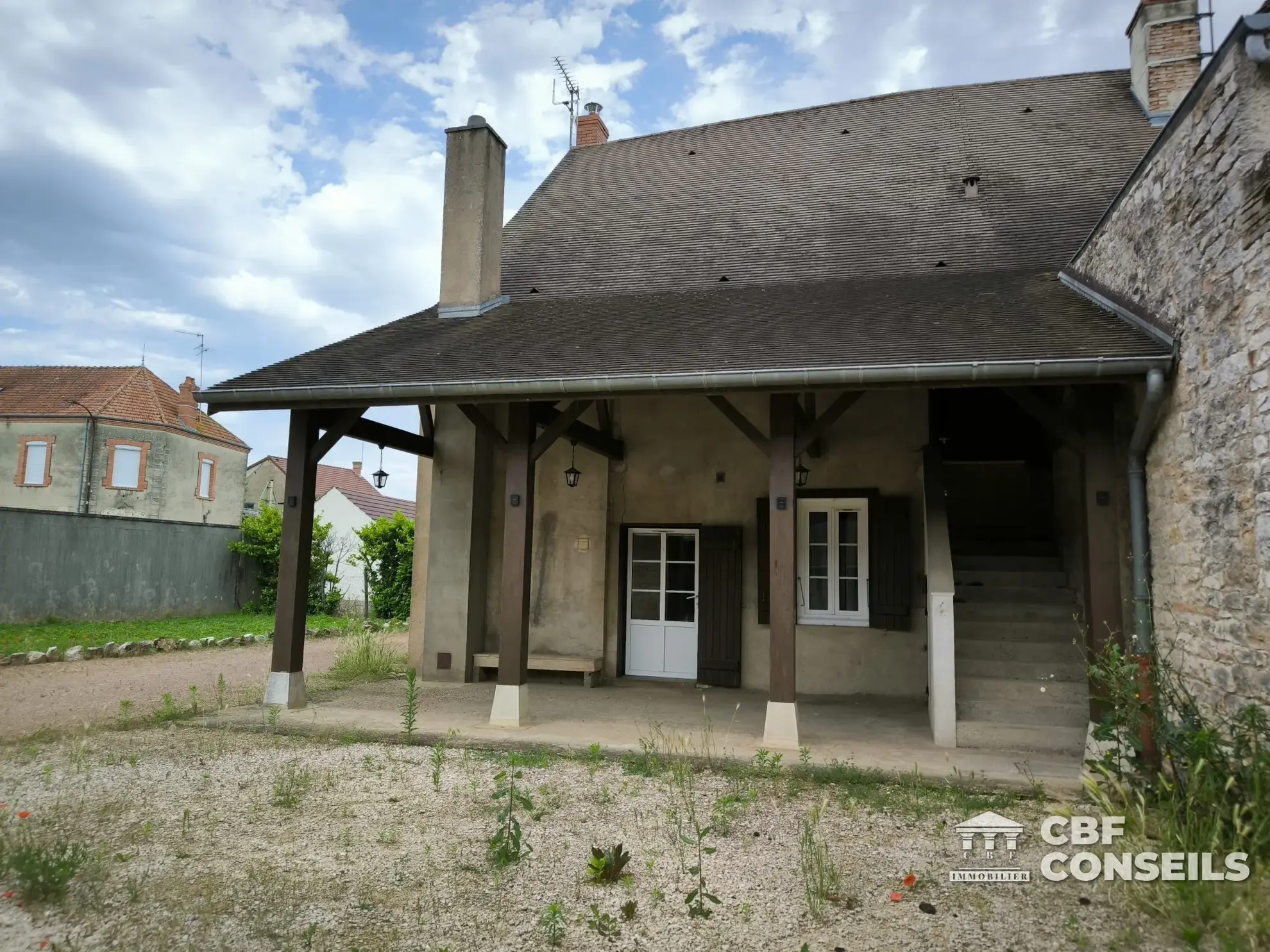 Charmante maison mitoyenne avec dépendance à Ouroux-sur-Saône 