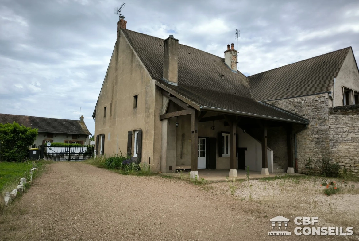 Charmante maison mitoyenne avec dépendance à Ouroux-sur-Saône 