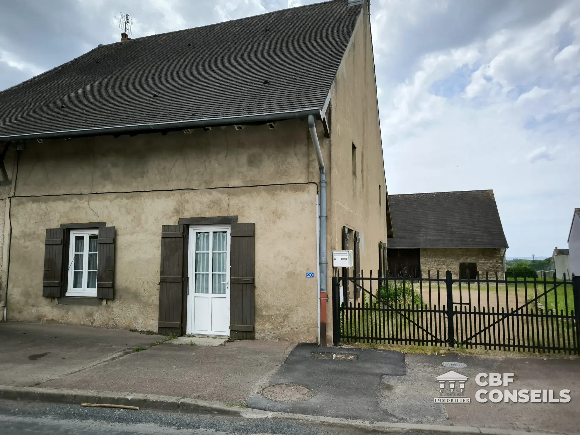 Charmante maison mitoyenne avec dépendance à Ouroux-sur-Saône 