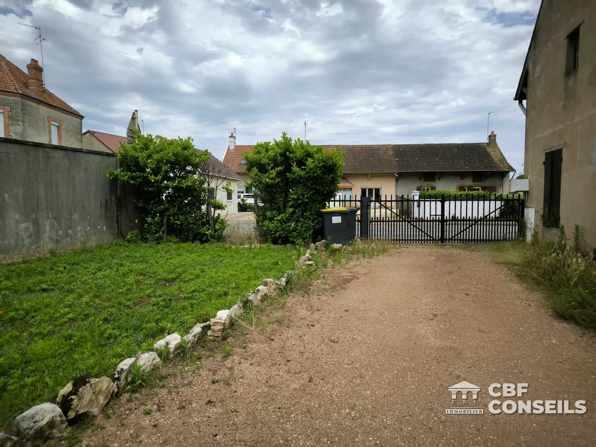 Charmante maison mitoyenne avec dépendance à Ouroux-sur-Saône 