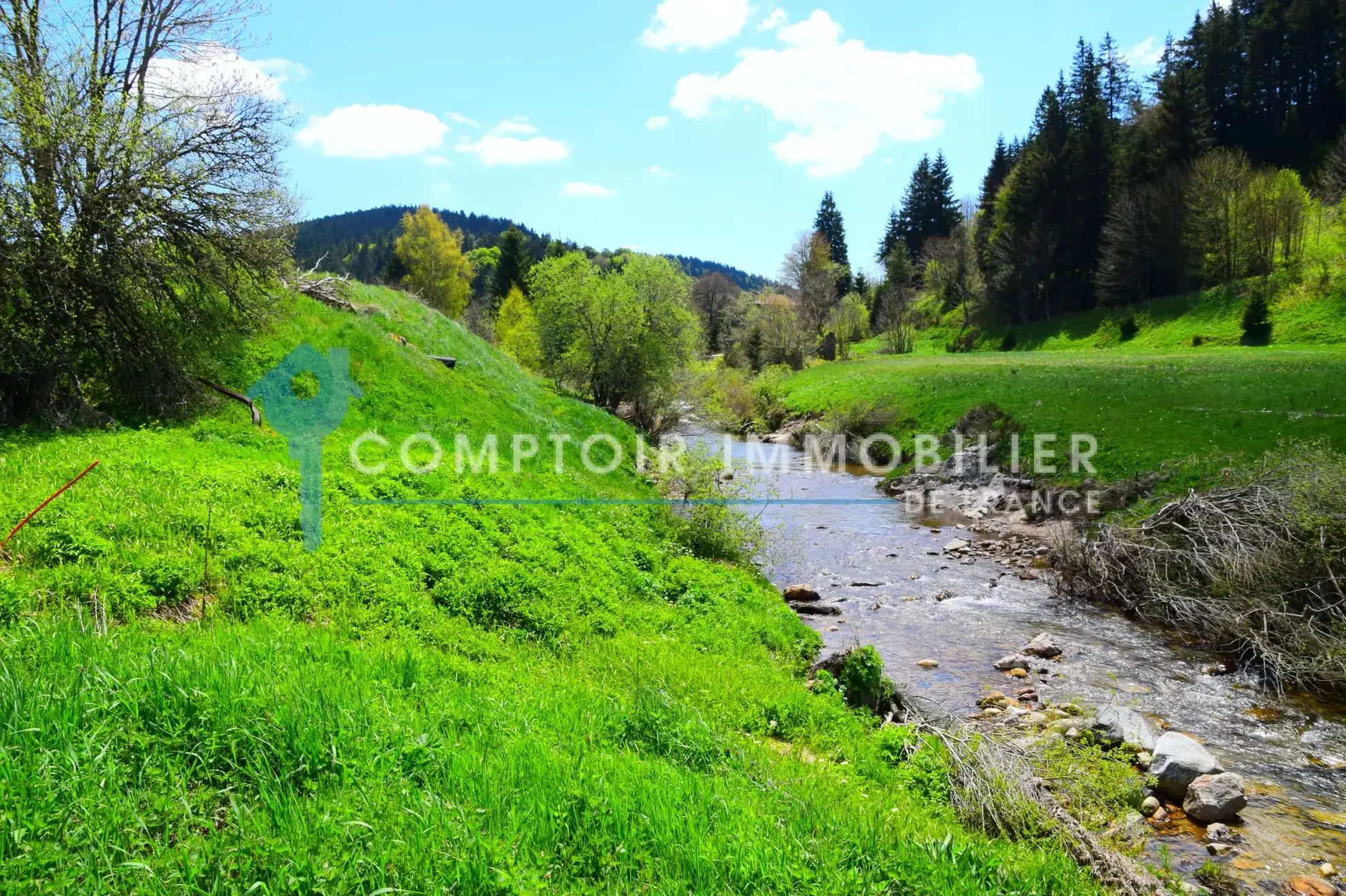 Belle maison de village rénovée en Ardèche avec grand terrain à Lanarce 