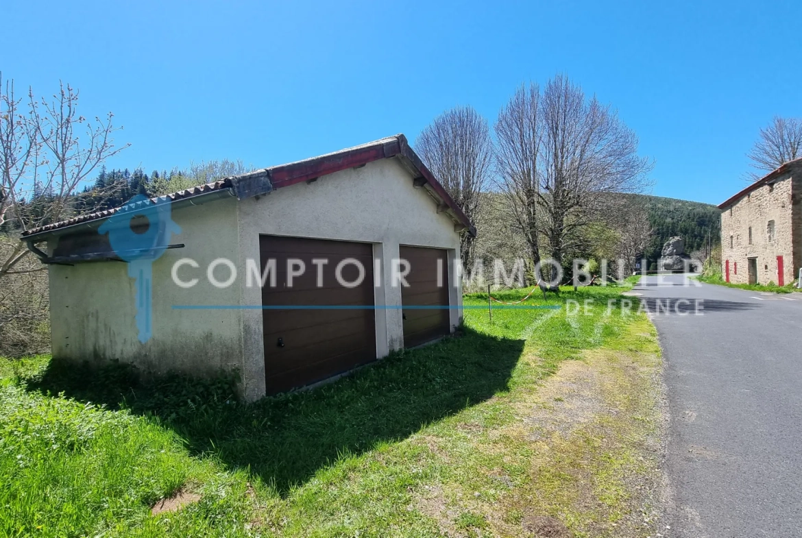 Belle maison de village rénovée en Ardèche avec grand terrain à Lanarce 