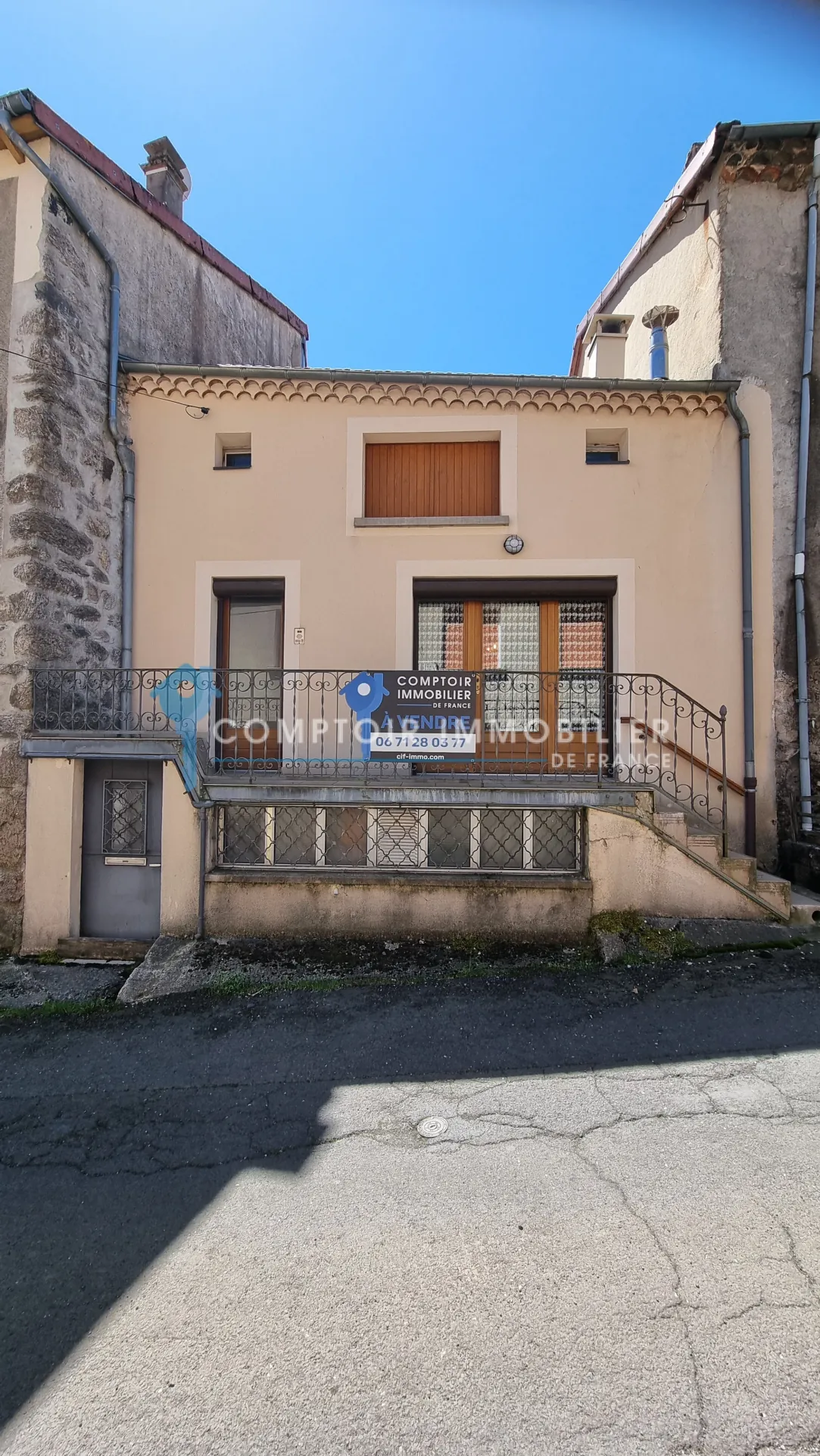 Belle maison de village rénovée en Ardèche avec grand terrain à Lanarce 