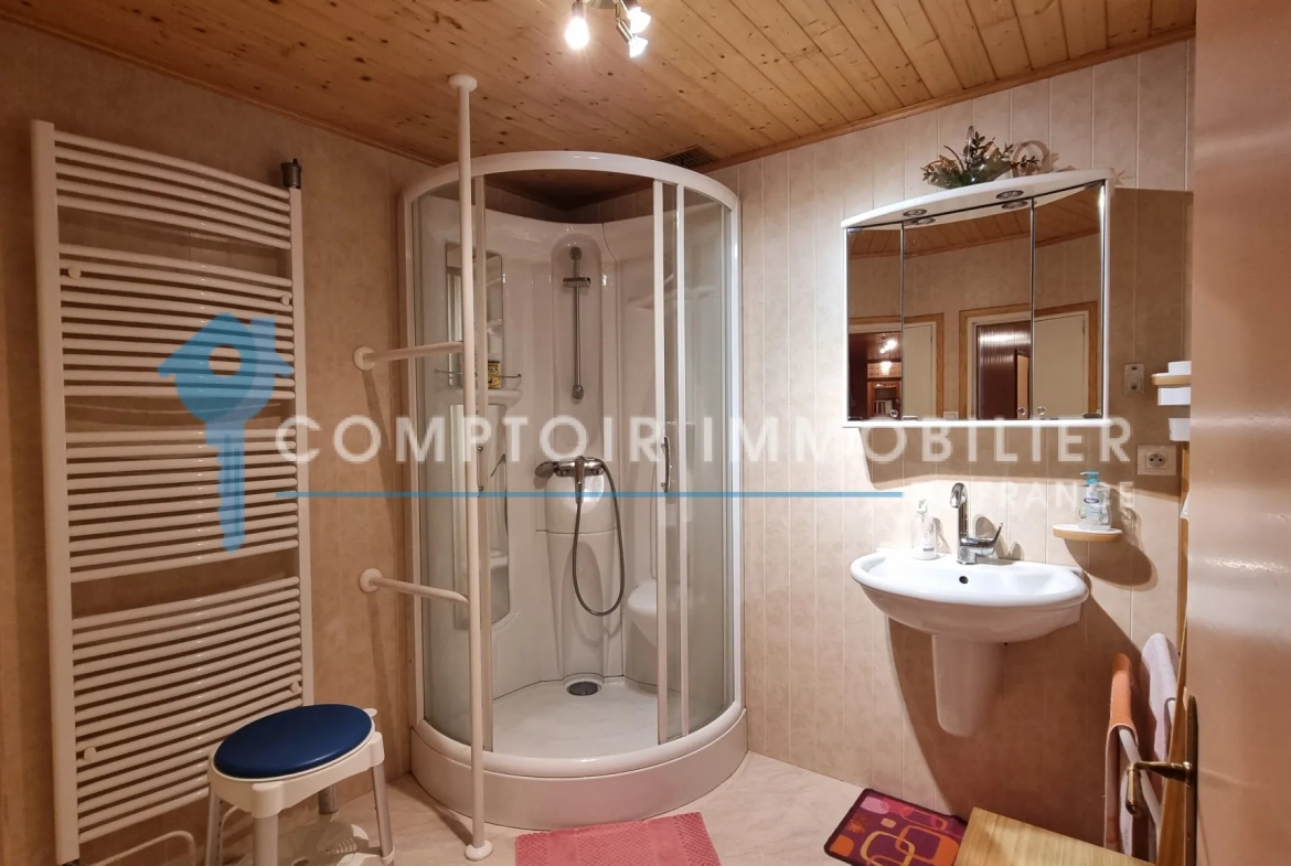 Belle maison de village rénovée en Ardèche avec grand terrain à Lanarce 