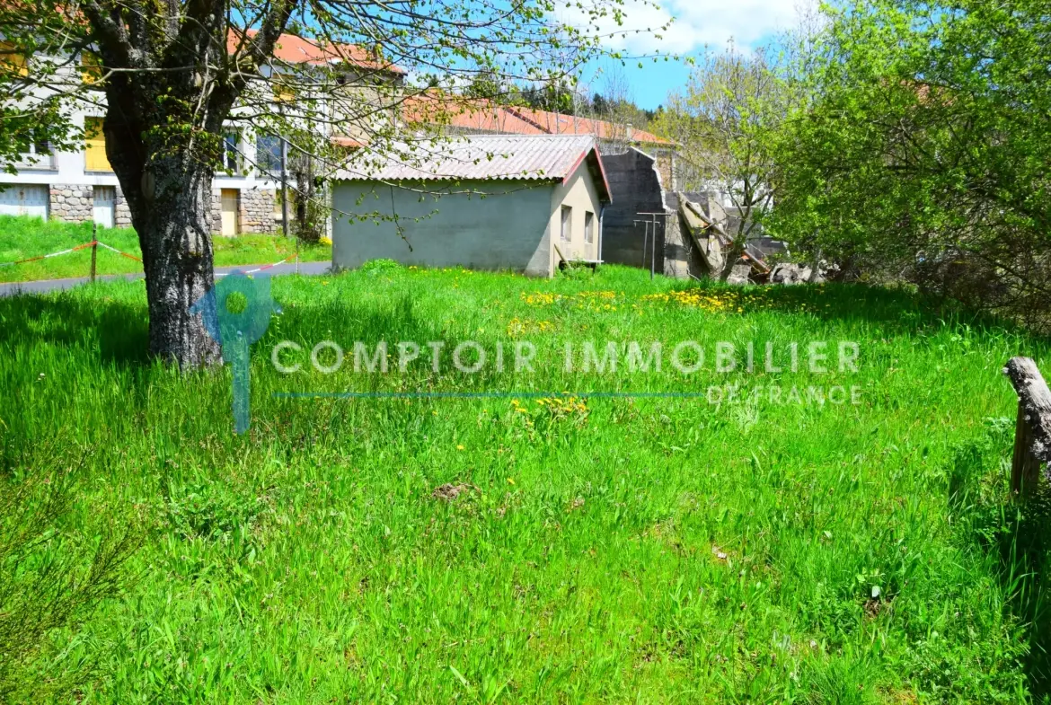 Belle maison de village rénovée en Ardèche avec grand terrain à Lanarce 
