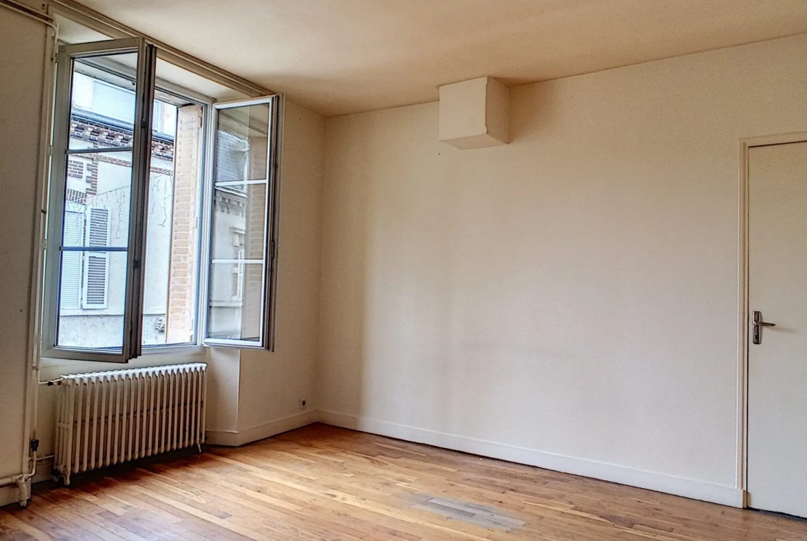 Appartement T3 à Châtillon-Coligny avec garage et cour, proche commodités 