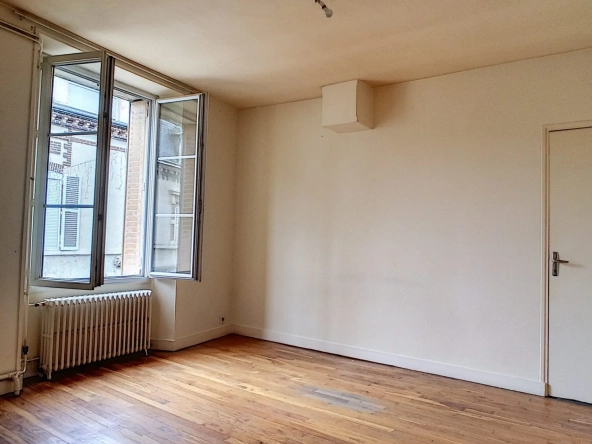 Appartement T3 à Châtillon-Coligny avec garage et cour, proche commodités