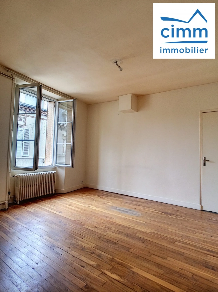 Appartement T3 à Châtillon-Coligny avec garage et cour, proche commodités