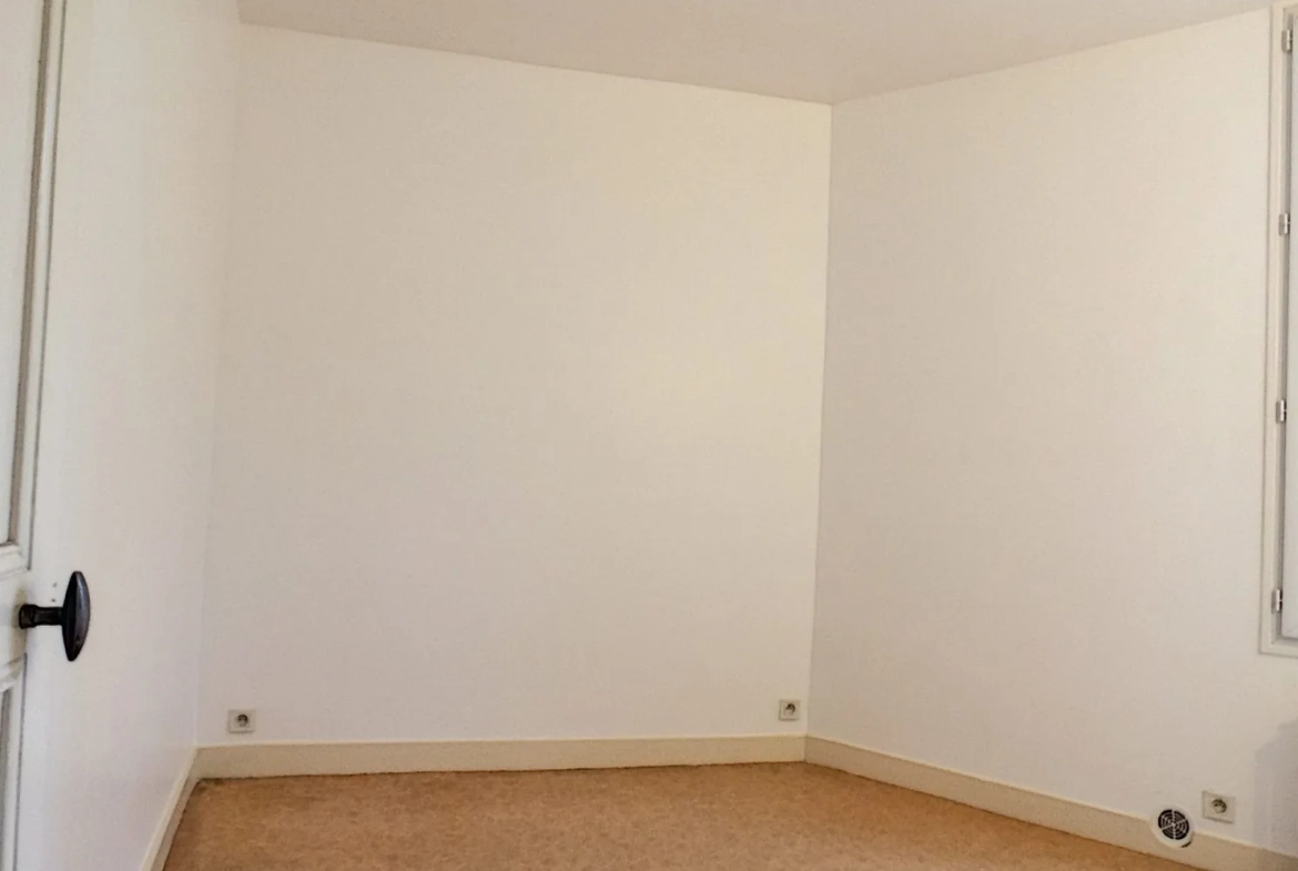 Appartement T3 à Châtillon-Coligny avec garage et cour, proche commodités 