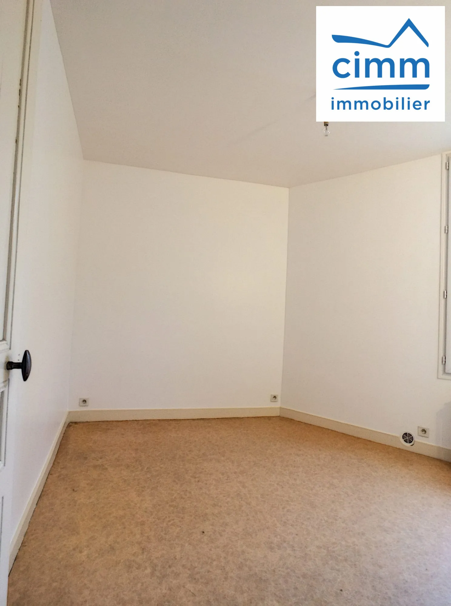 Appartement T3 à Châtillon-Coligny avec garage et cour, proche commodités 