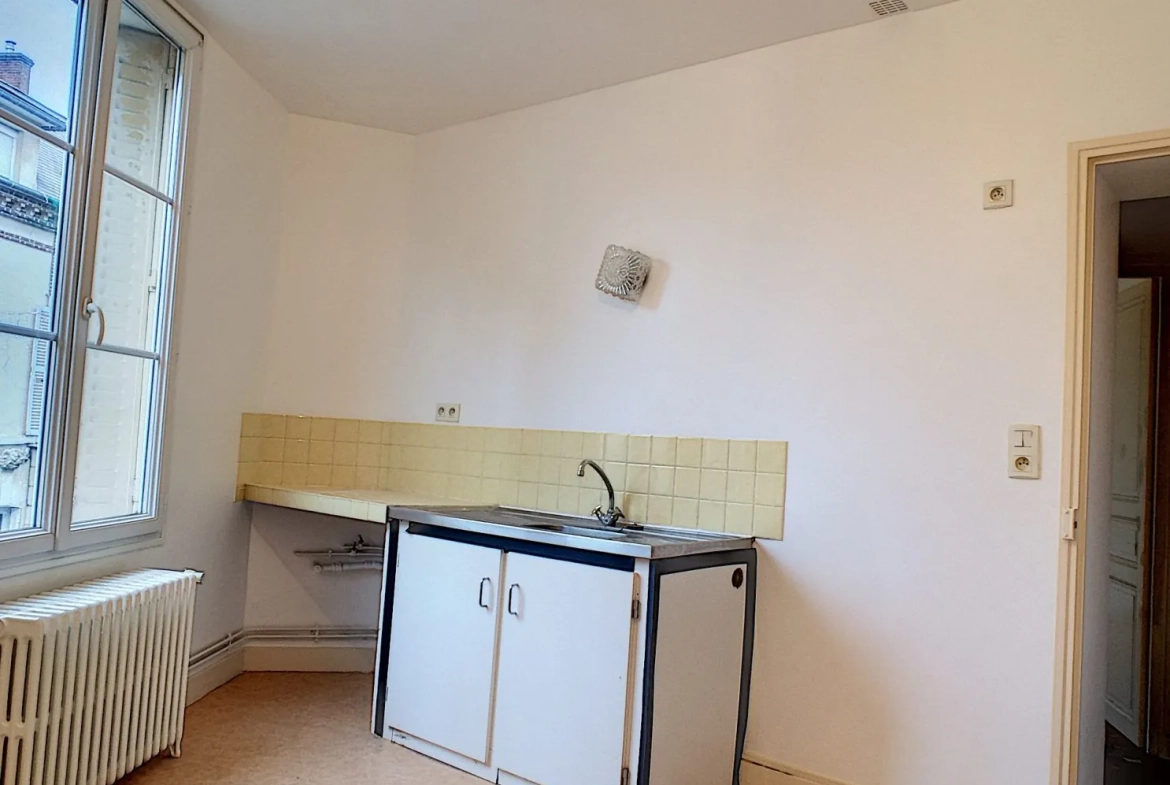 Appartement T3 à Châtillon-Coligny avec garage et cour, proche commodités 