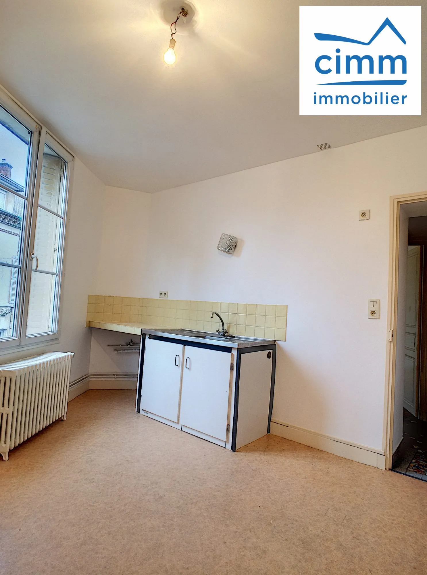 Appartement T3 à Châtillon-Coligny avec garage et cour, proche commodités 