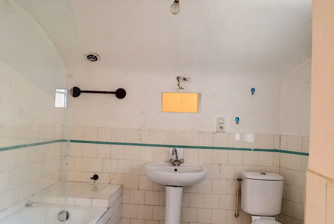 Appartement T3 à Châtillon-Coligny avec garage et cour, proche commodités 