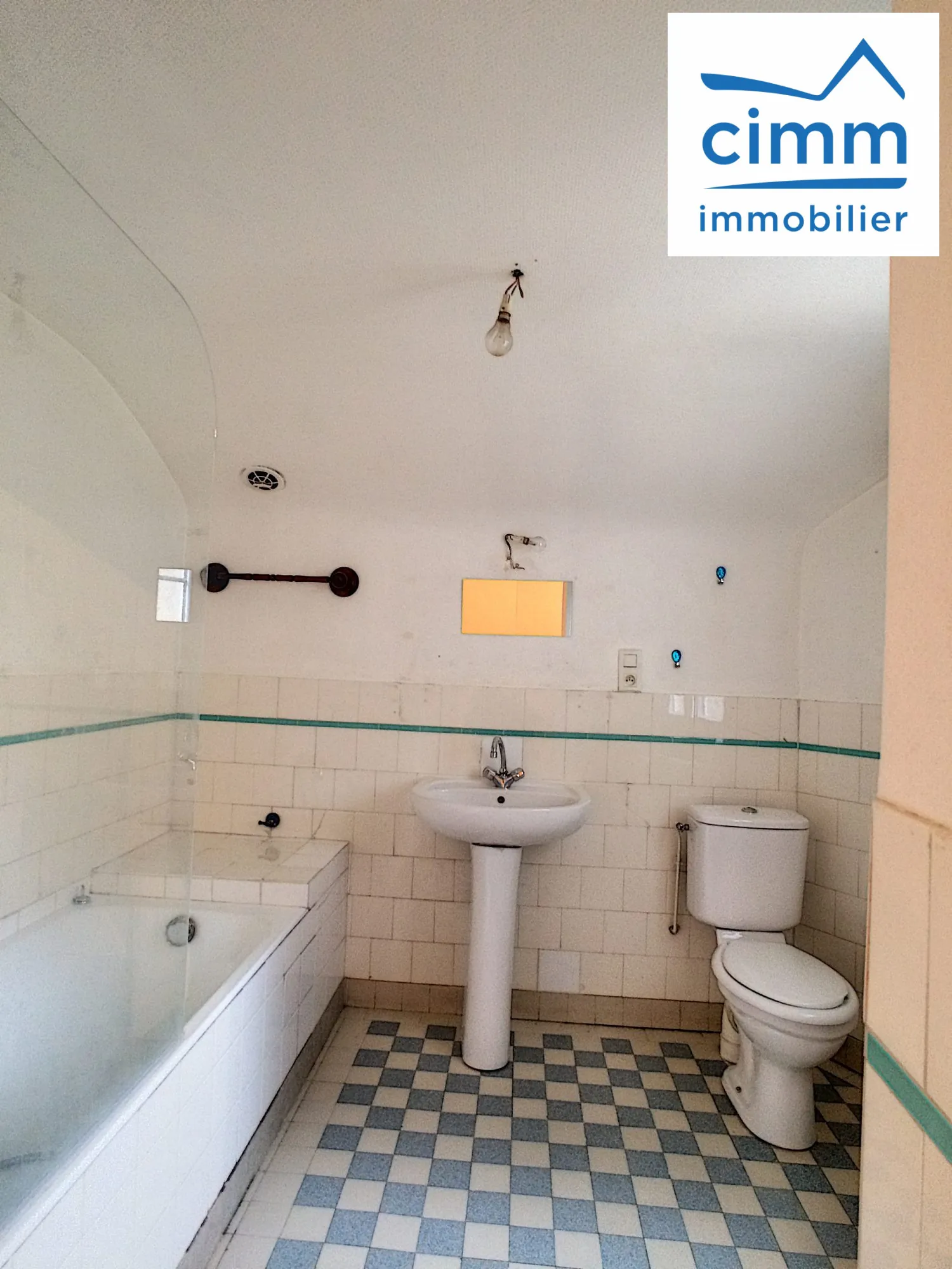 Appartement T3 à Châtillon-Coligny avec garage et cour, proche commodités 