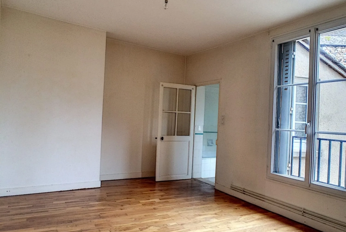 Appartement T3 à Châtillon-Coligny avec garage et cour, proche commodités 