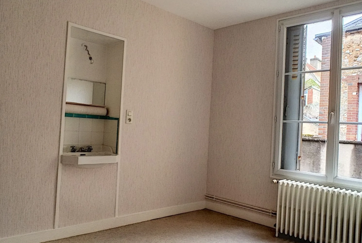 Appartement T3 à Châtillon-Coligny avec garage et cour, proche commodités 