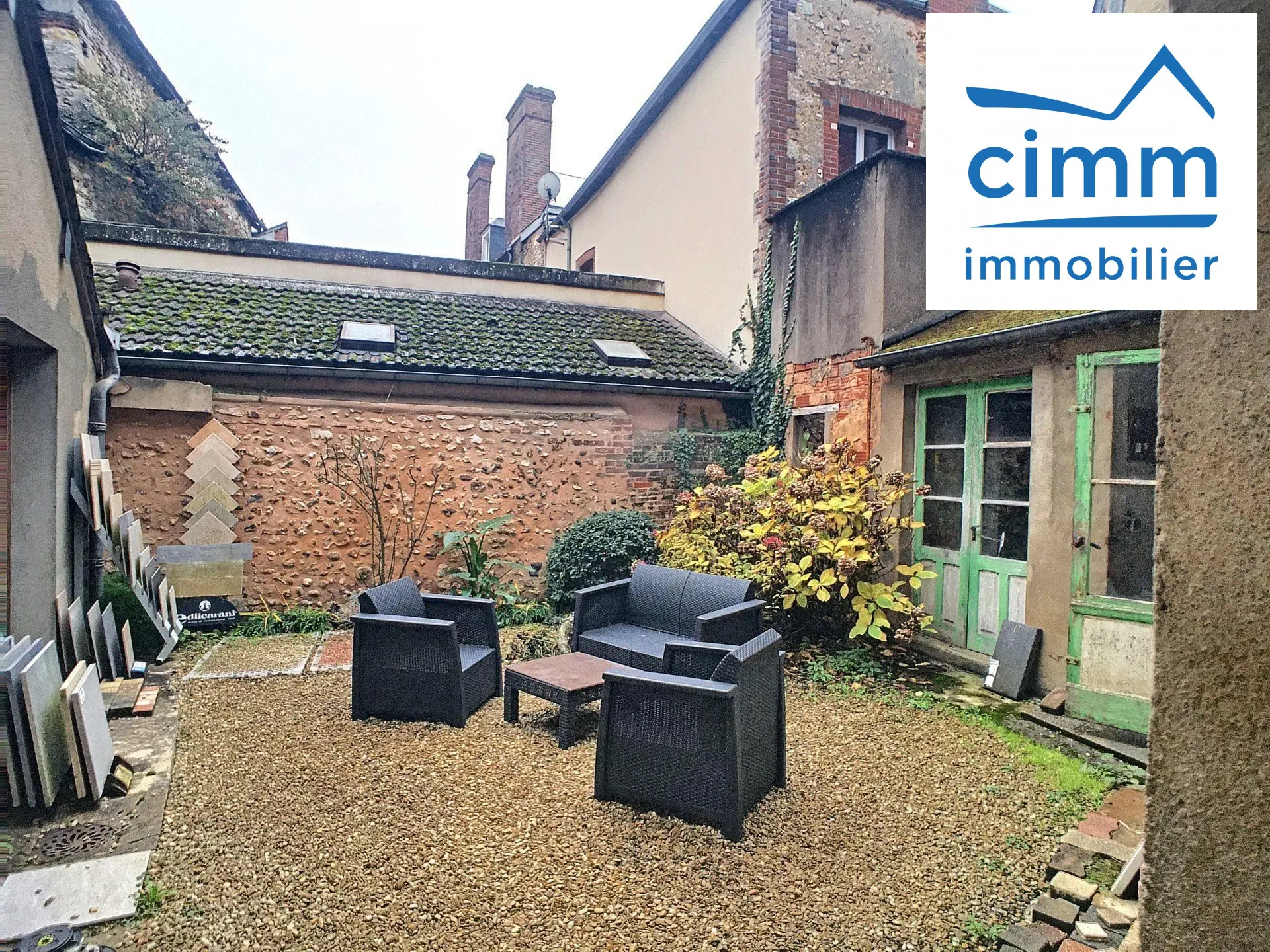 Appartement T3 à Châtillon-Coligny avec garage et cour, proche commodités 