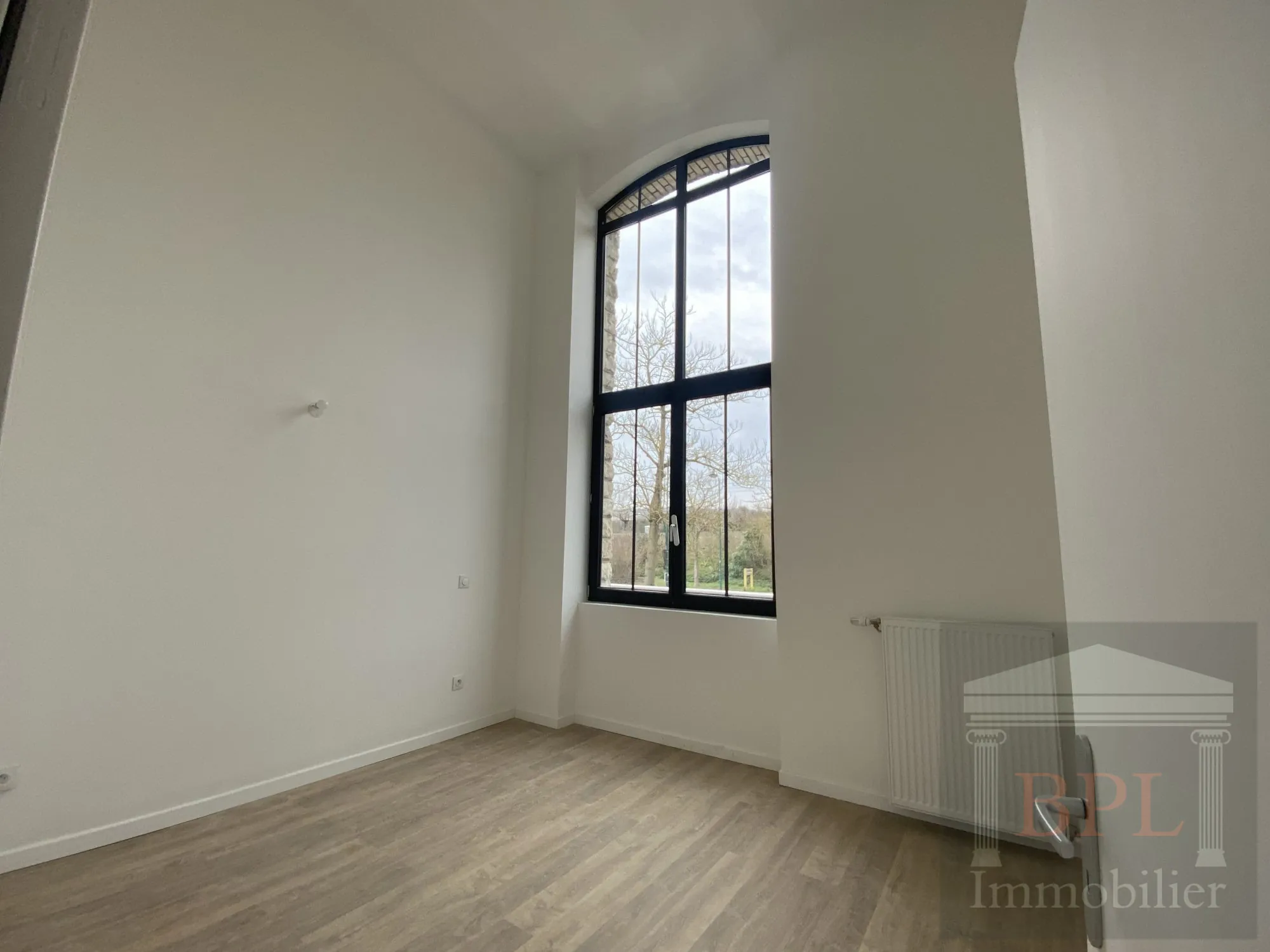 Appartement loft neuf avec hauts plafonds et parking à Champagne-sur-Seine 