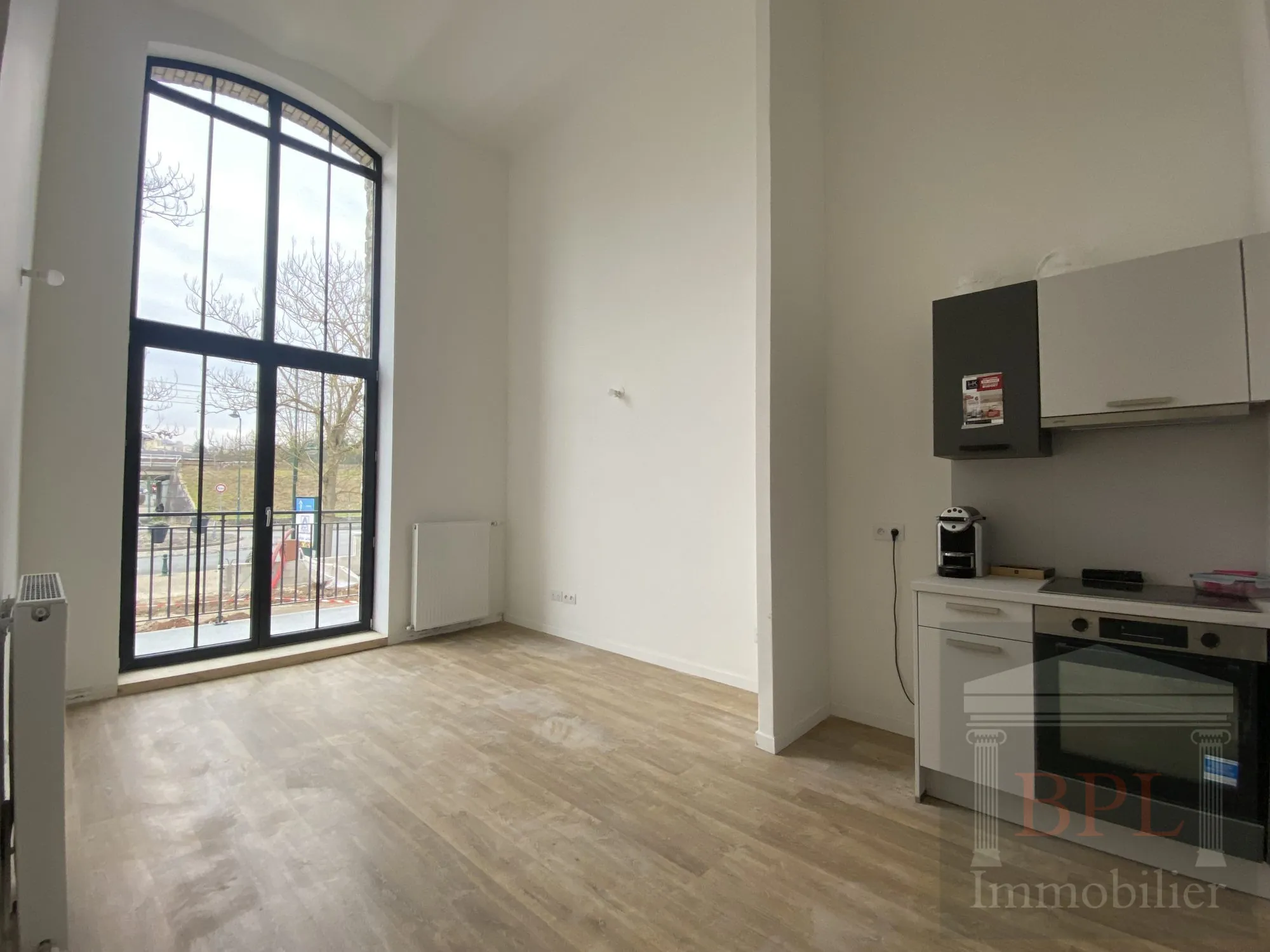 Appartement loft neuf avec hauts plafonds et parking à Champagne-sur-Seine 